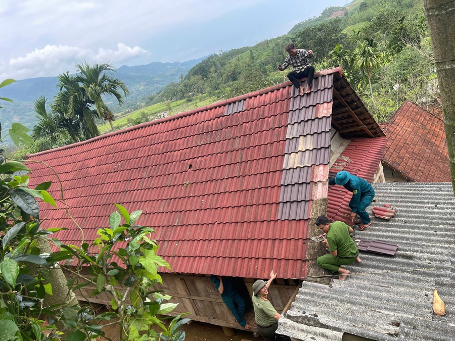 Quảng Ngãi: Các lực lượng khẩn trương khắc phục thiệt hại do lốc xoáy